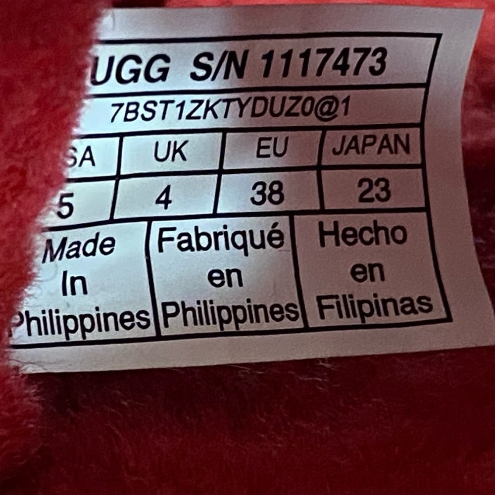 UGG  Men’s Size 5 (Women’s Size 7) Red Fluffy Slippers - Picture 11 of 12